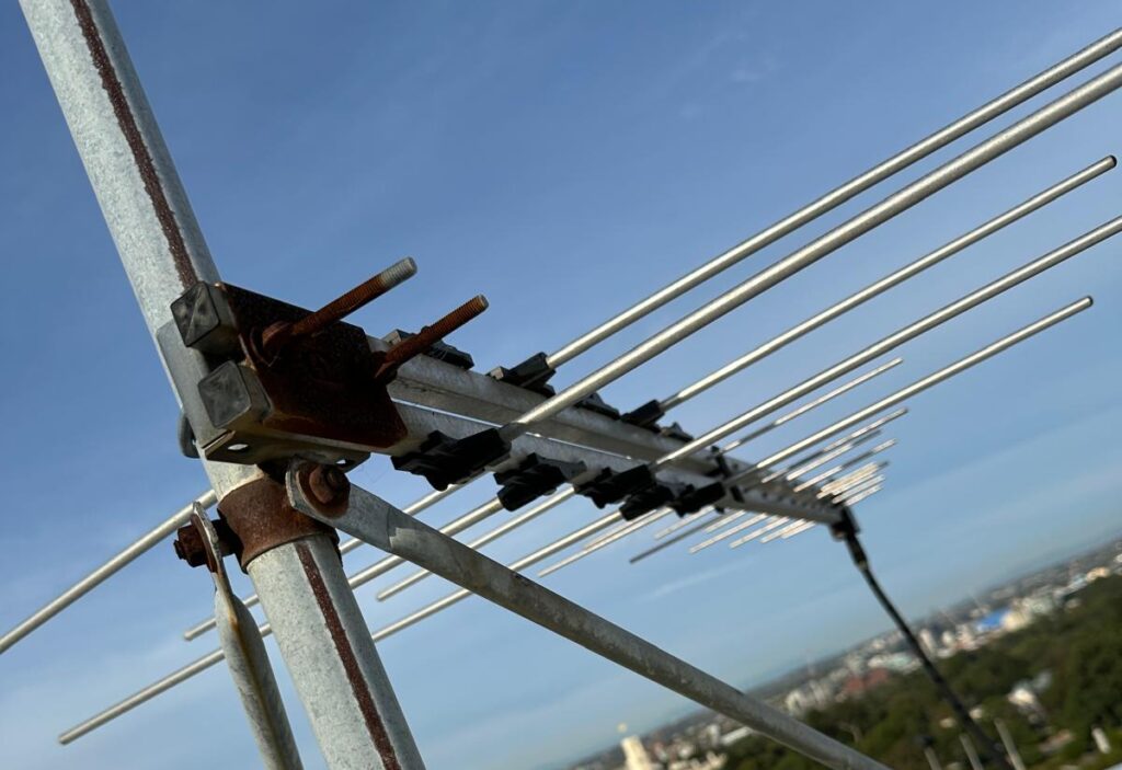 Heavily rusted analogue TV antenna on roof – needs replacement with digital antenna in Melbourne
