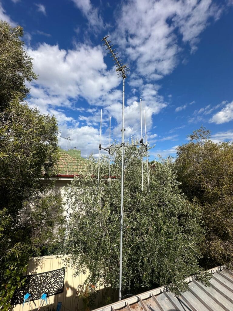 Large rooftop analogue antenna before digital TV upgrade – Melbourne area